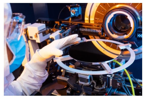 Loading a wafer on laboratory x-ray diffraction system