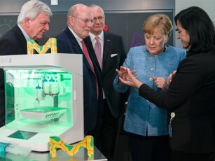Visit at the Innovation Center: 3D printer for human tissue