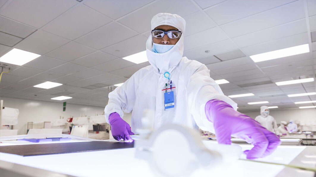 Employee in Life Science production in Danvers, USA.