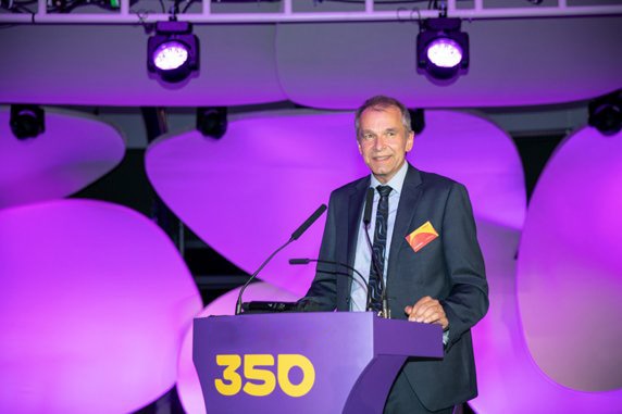 Ulrich Betz (Vice Preseident Innovation) introducing the teams