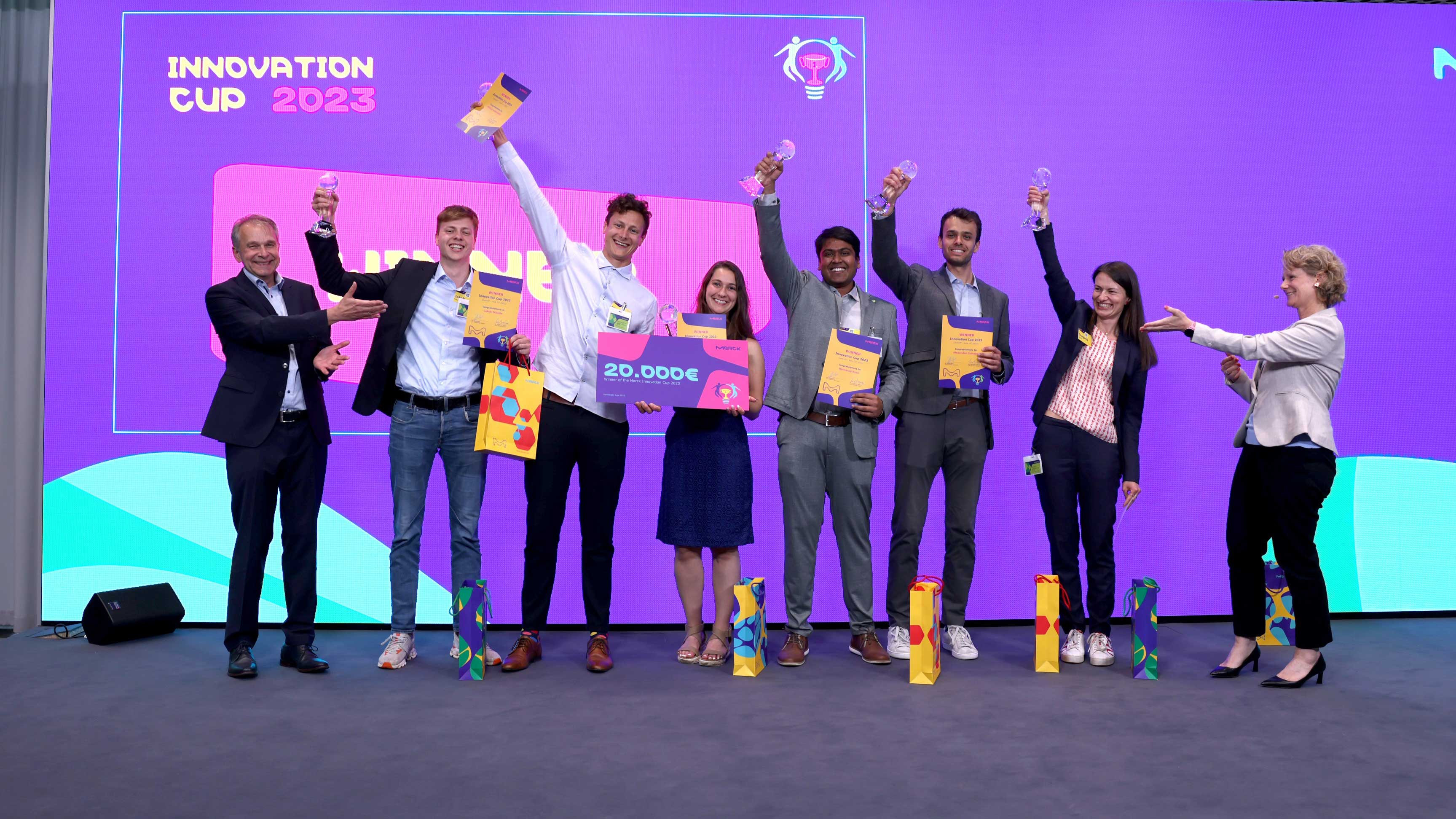 Picture of the winning team of the inovation cup 2023 with Alexandre Guiraud, Anastasia Georiou, Jakob Träuble, Philipp Rosendahl, and Rudrarup Bose