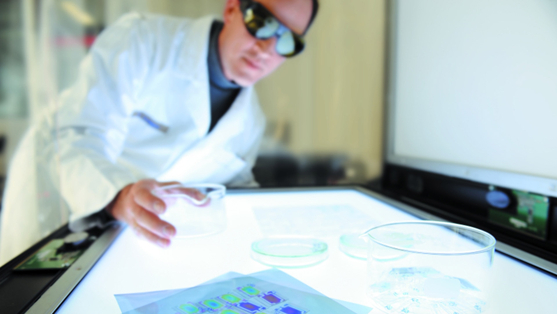 During the “backlight test,” mini-displays are exposed to the lighting conditions found in televisions.