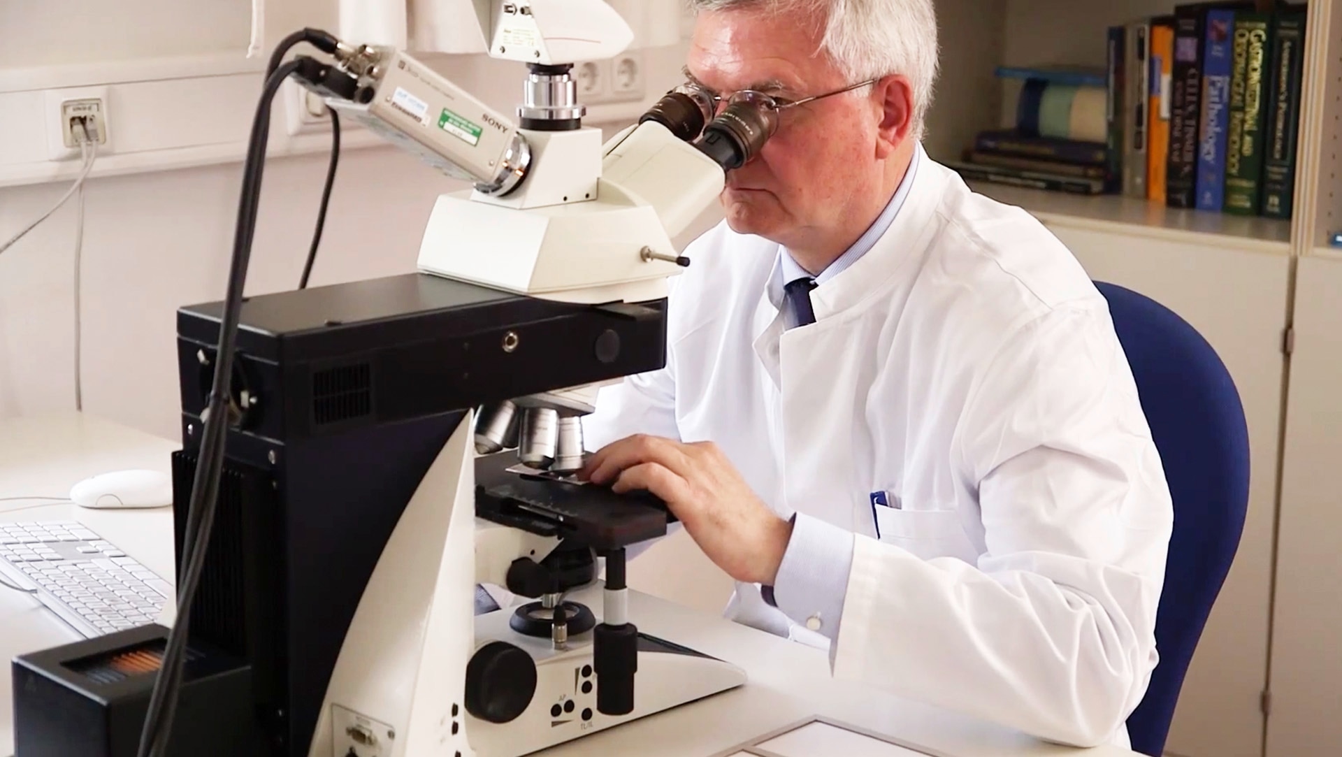 With the help of the biomarker test, Thomas Kirchner can determine whether a patient might benefit from a treatment with Erbitux®.