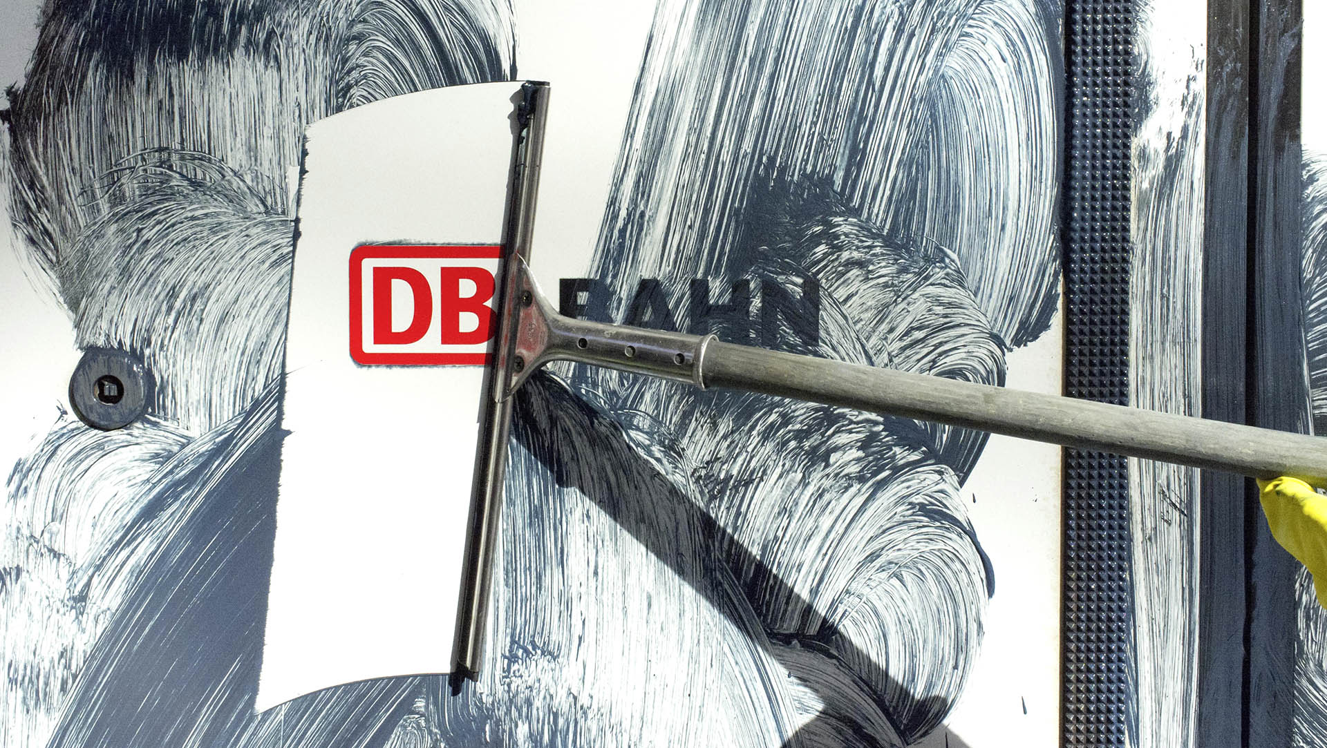 Deutsche Bahn estimates that the damage due to graffiti in 2014 amounted to more than €8 million.