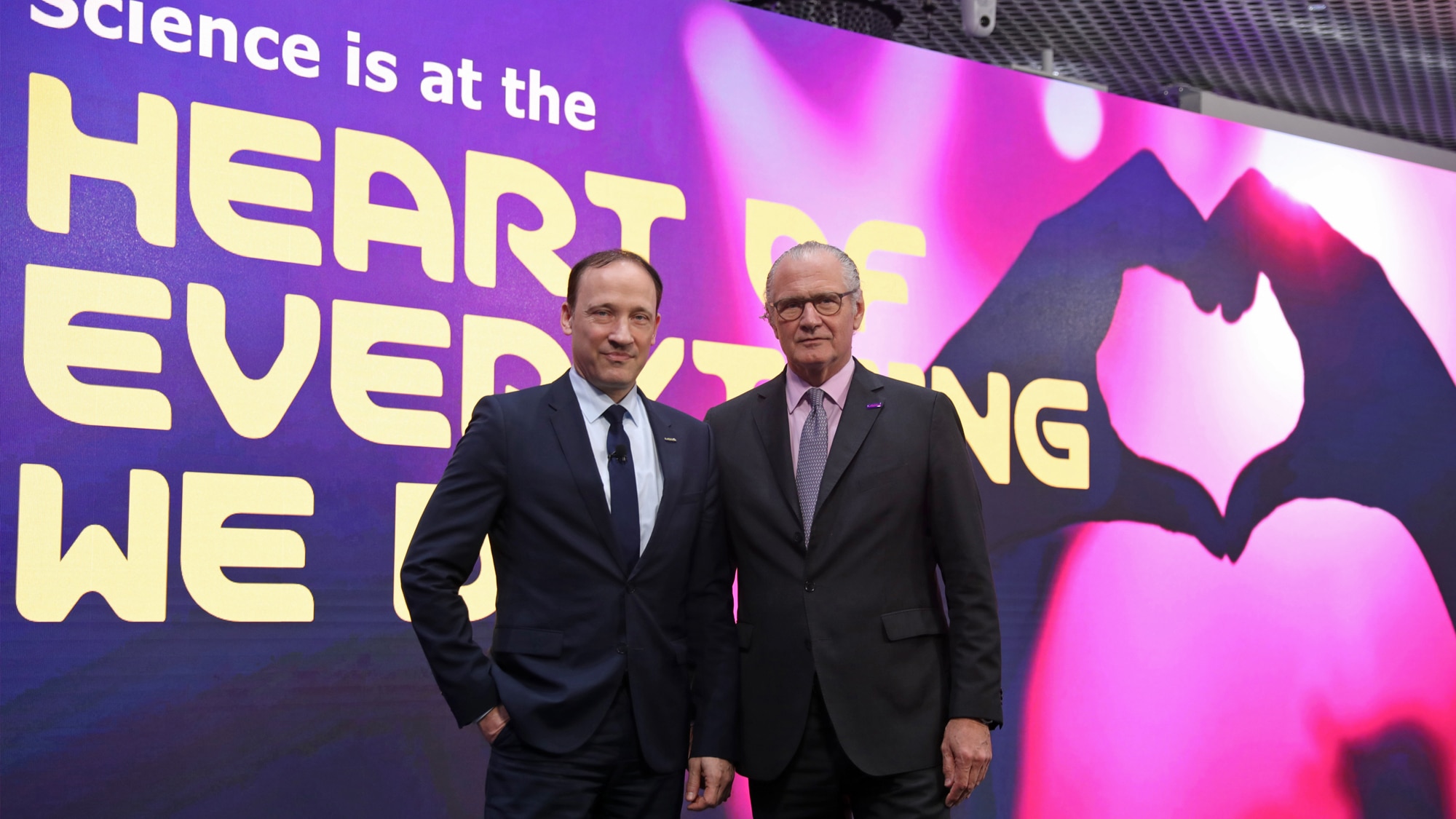 CEO Stefan Oschmann (right in picture) und CFO Marcus Kuhnert on stage at our annual press conference in Darmstadt, Germany.